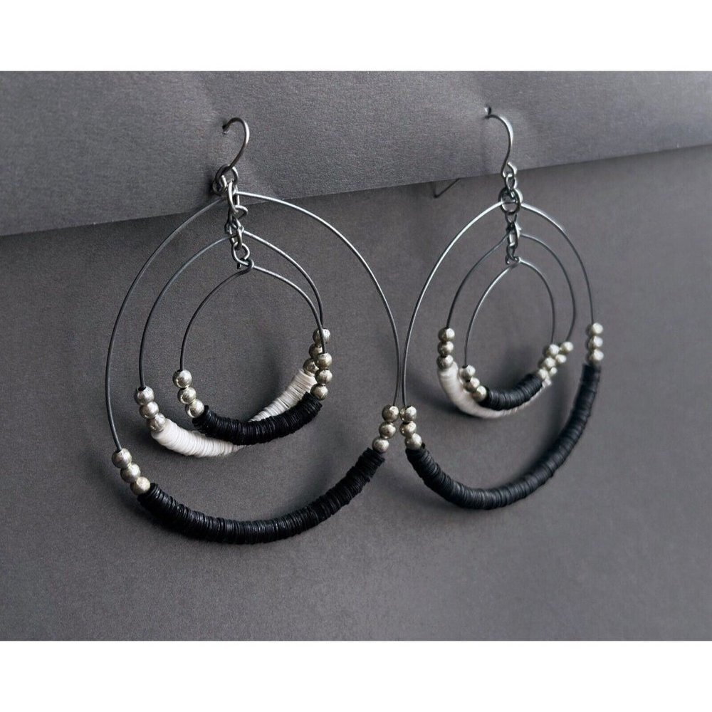 JEWELRY SET black white small plastic round disks bead necklace & hoop earrings - Picture 2 of 7
